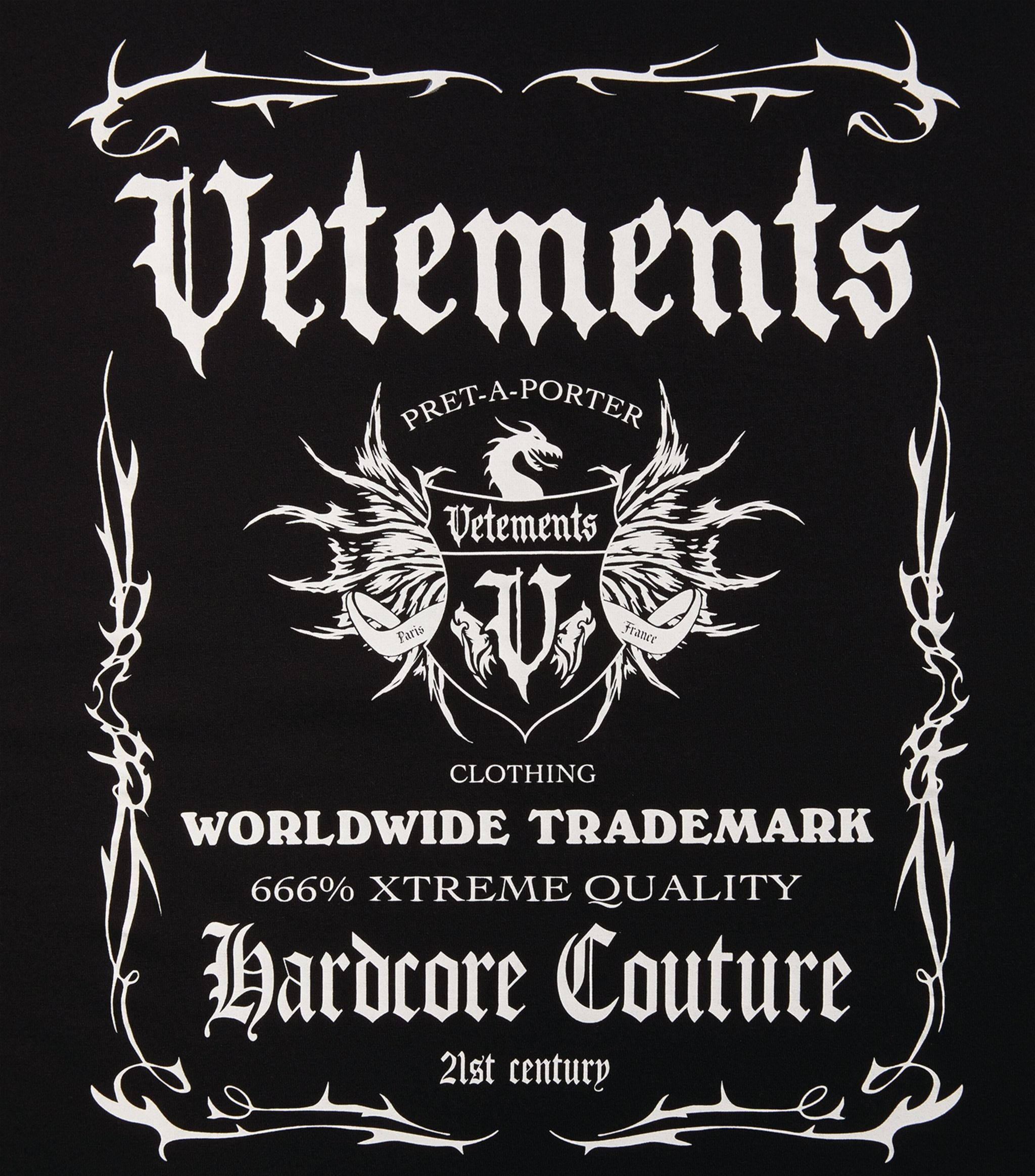 Vetements Swart Etiket Logo Muurpapier