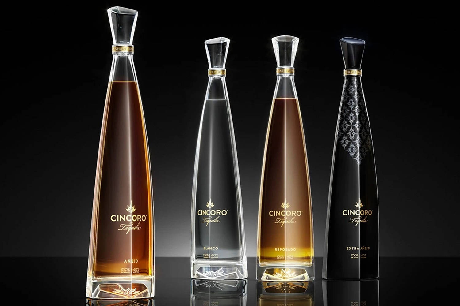 Vier Cincoro Tequilla-bottels op swart gradiëntagtergrond Muurpapier