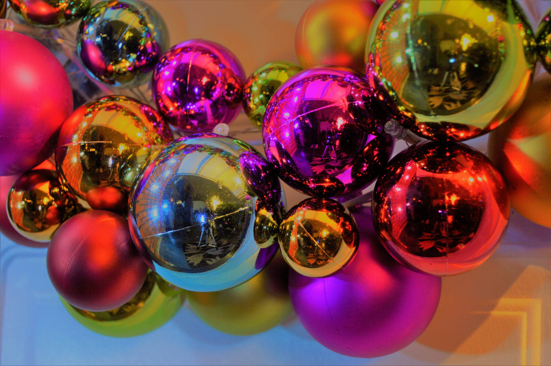 Pienk, goud en blou Kersfeesversieringsballe muurpapier. — Kersfees GIF Muurpapier