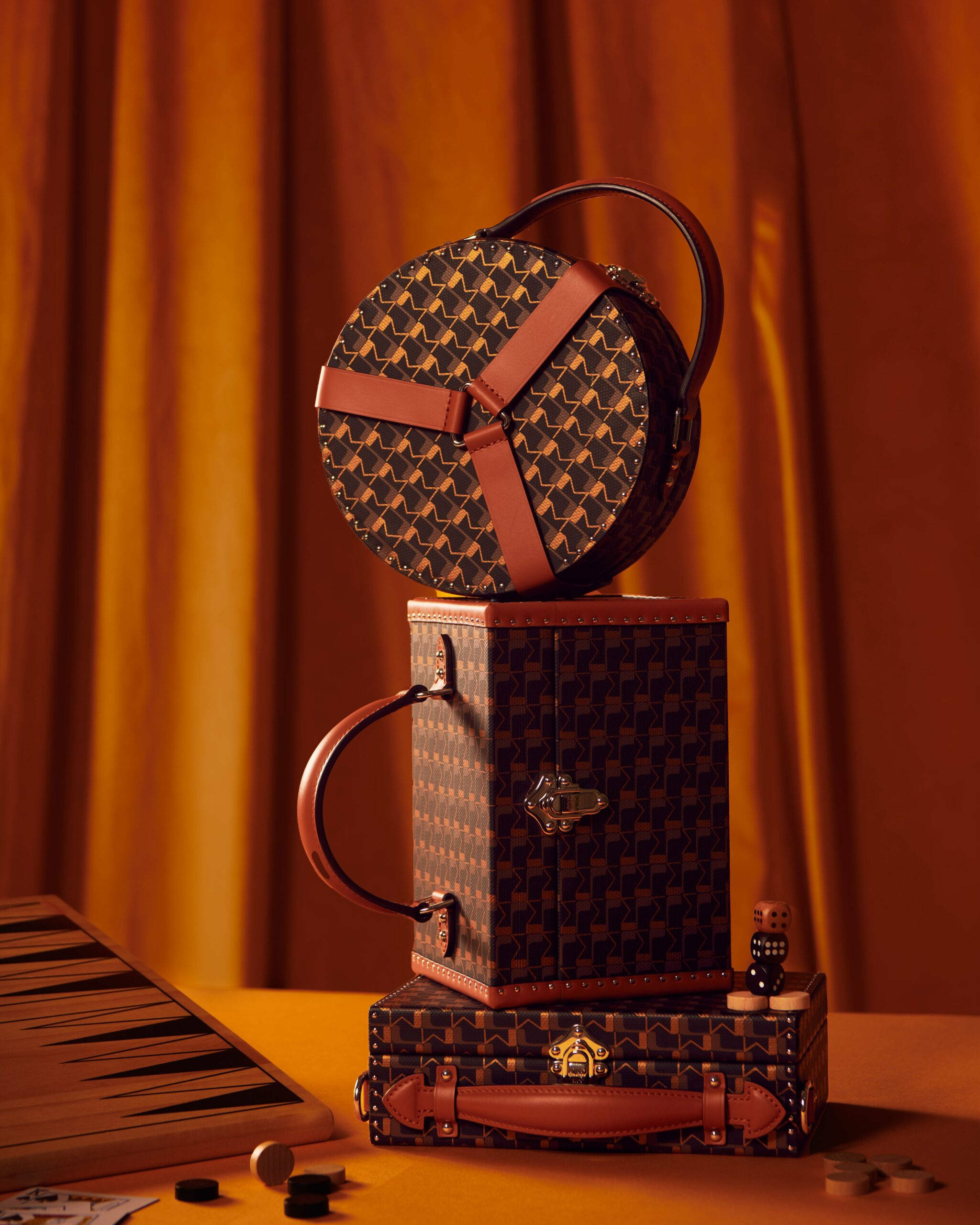 Vier met hierdie ikoniese Moynat Monogram-sak Muurpapier