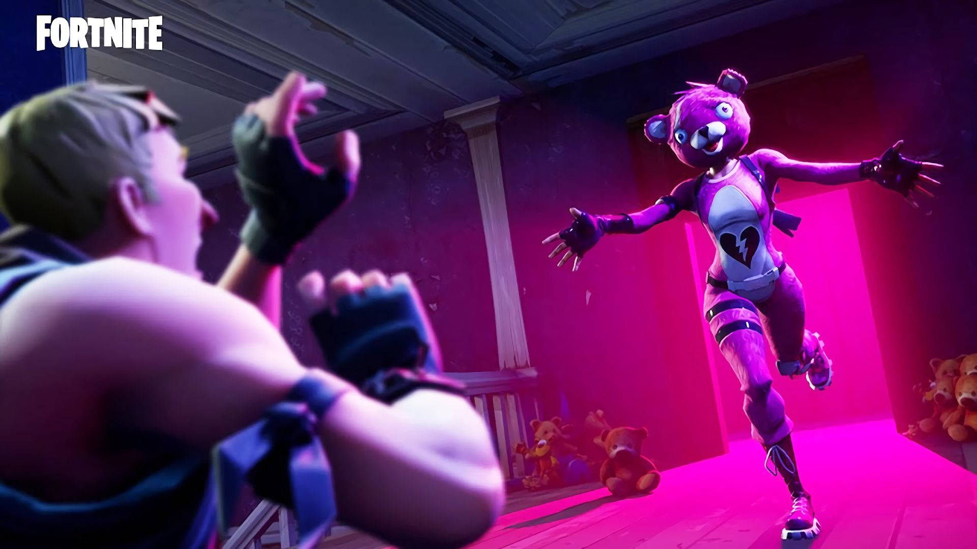 'n Pienk teddiebeer-karakter hardloop na 'n manlike karakter in Fortnite HD-agtergrond.