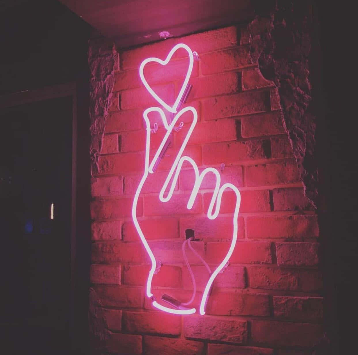 Voel die energie wat uit die neonrooi ligte straal Muurpapier