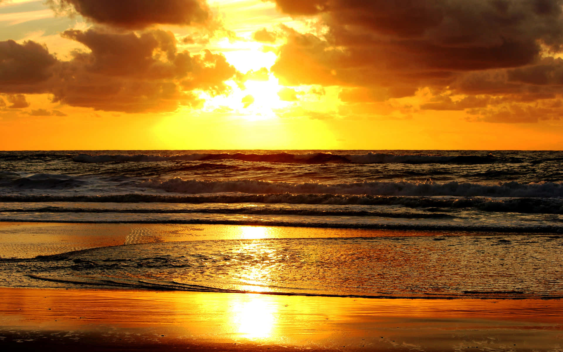 Voel die warmte van die sonsondergang op die strand Muurpapier