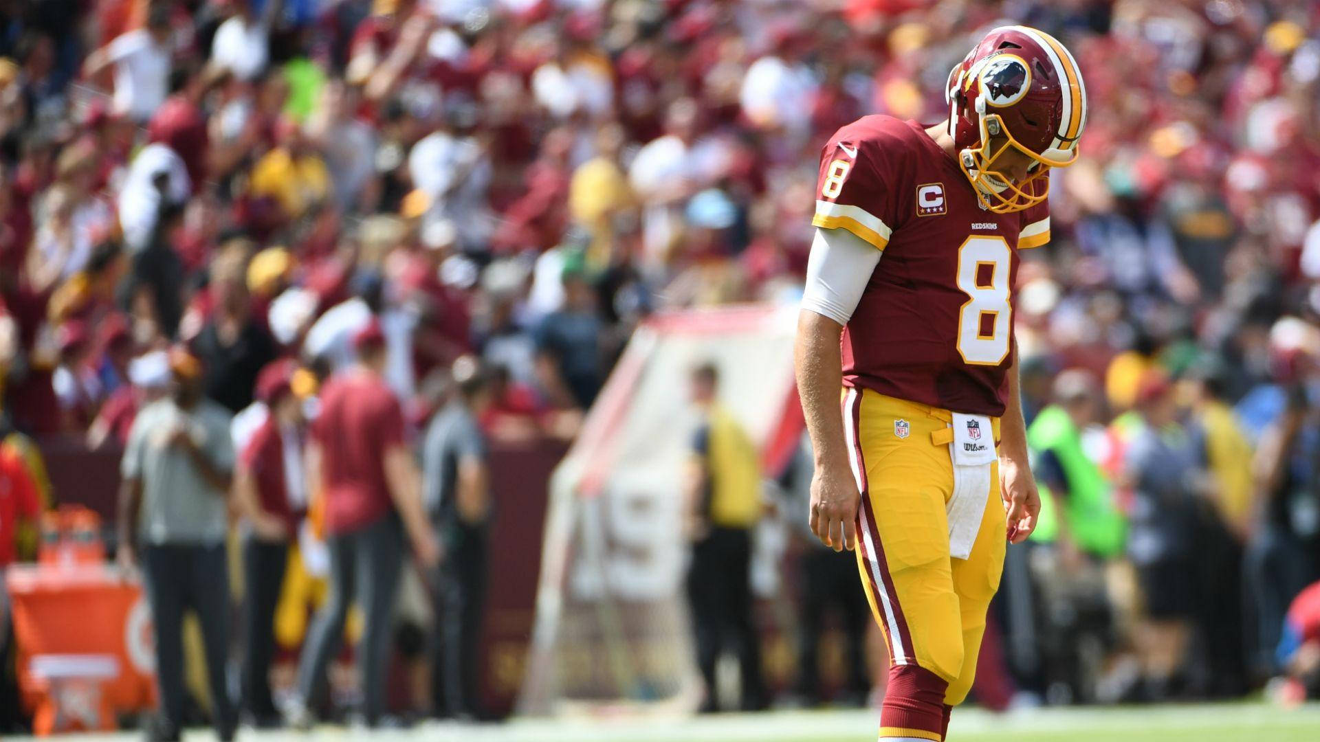 Voetbalspeler Kirk Cousins wat afkyk Muurpapier
