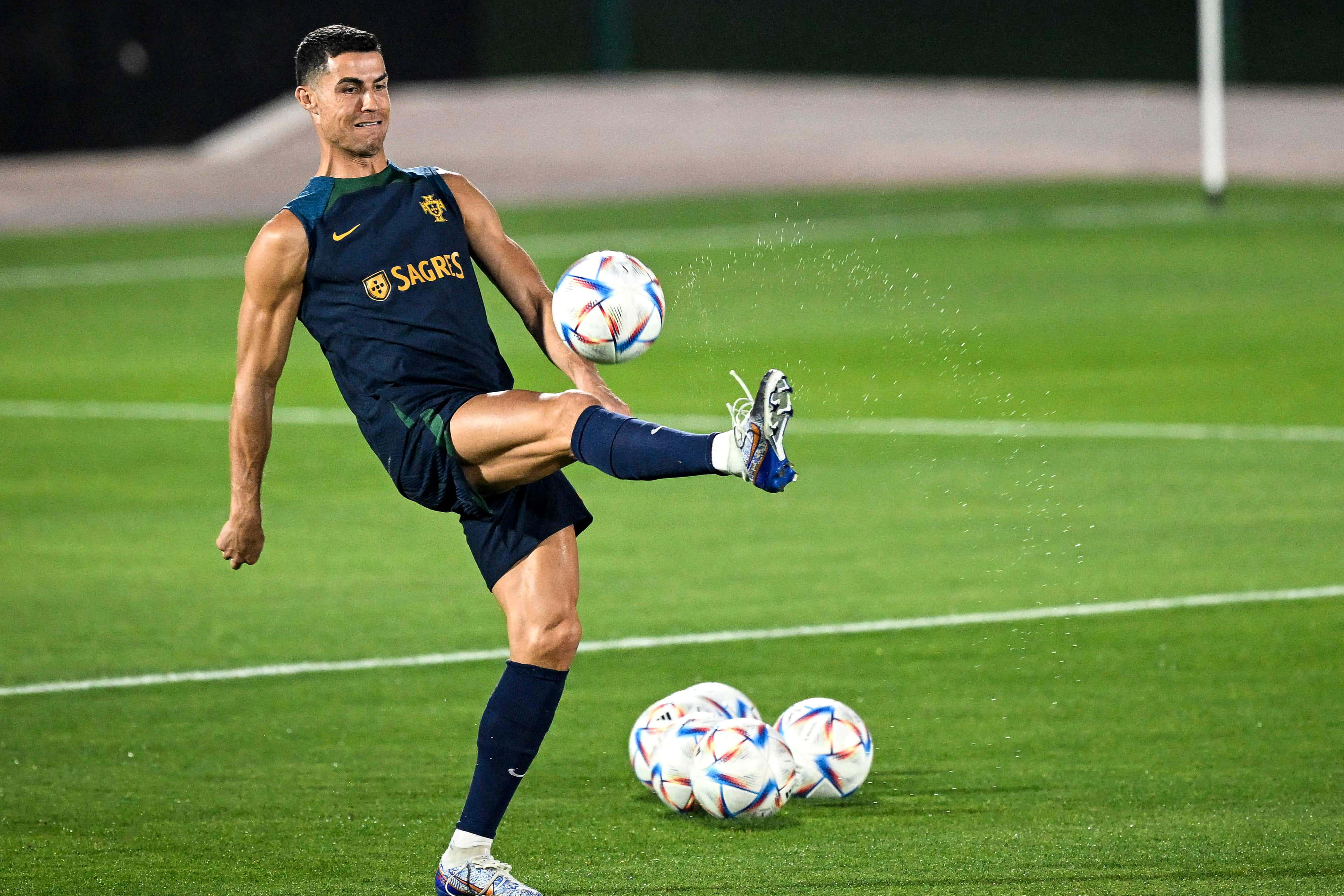 Voetbalsuperster Cristiano Ronaldo wys sy talent Muurpapier