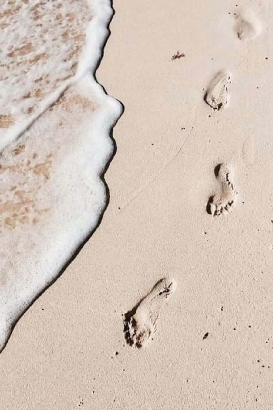 Voetspore in Strandsand Prent Muurpapier