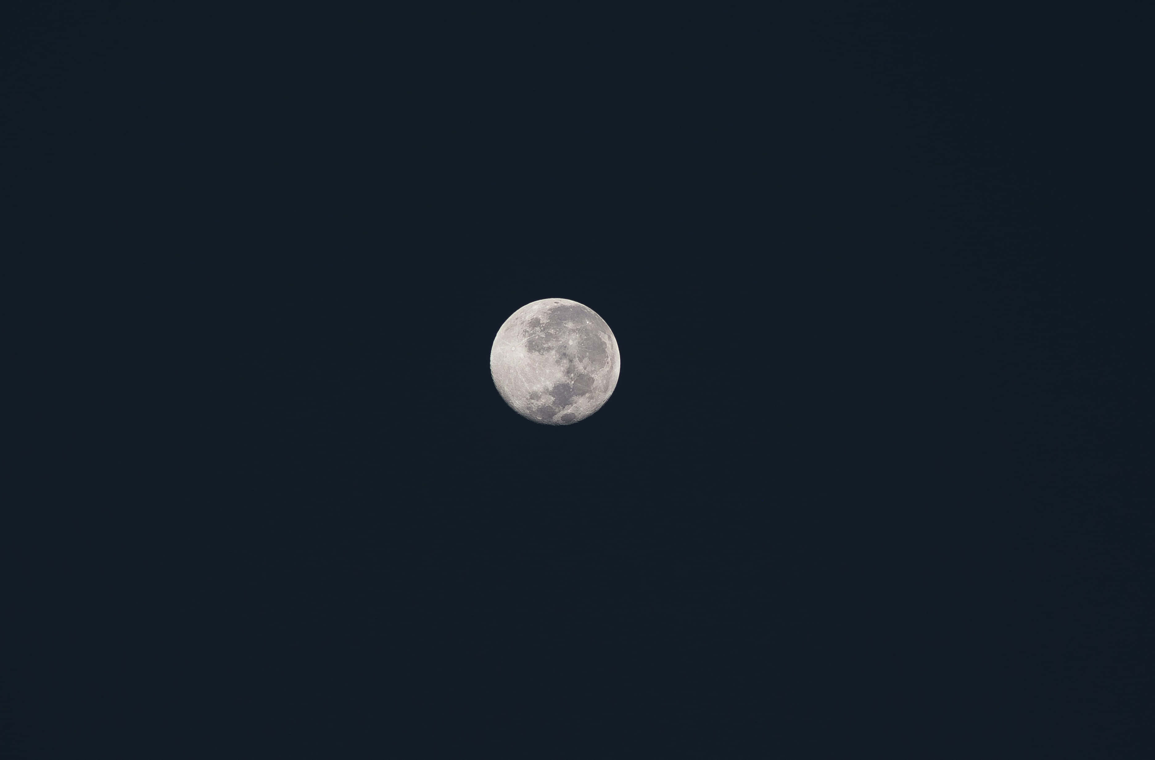 Volmaan in Donker Lug Hemel Prent Muurpapier