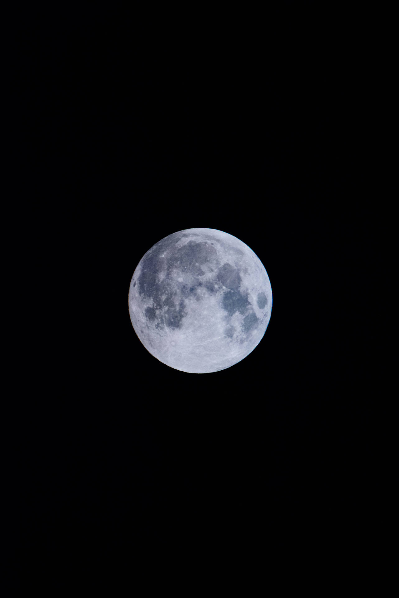 Volmaan wat helder skyn bo die donker middernaghemel. Satellietruimteskoot.