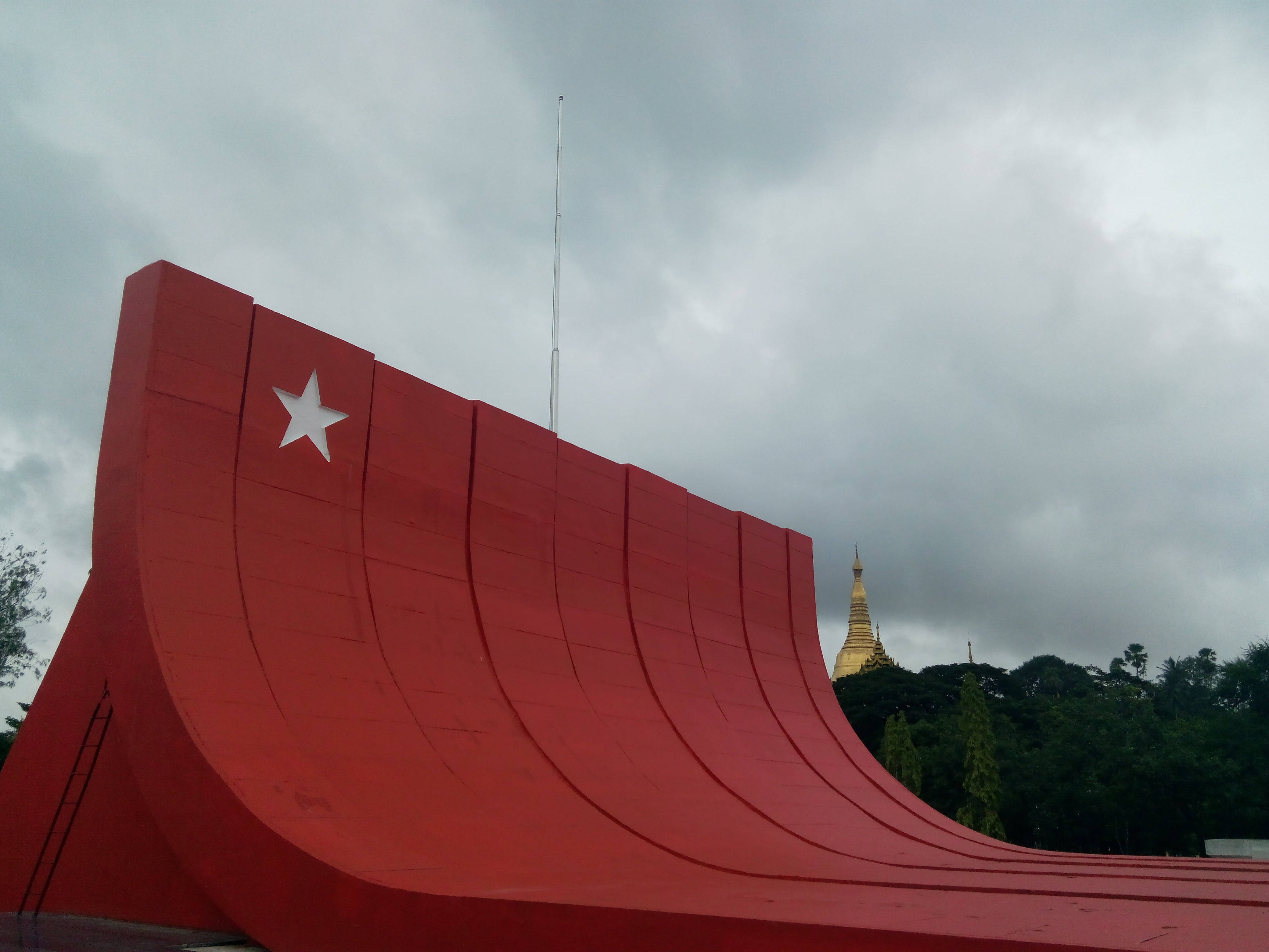 Vreedsame Mara Tar Pwe-plein in Yangon, Mianmar Muurpapier