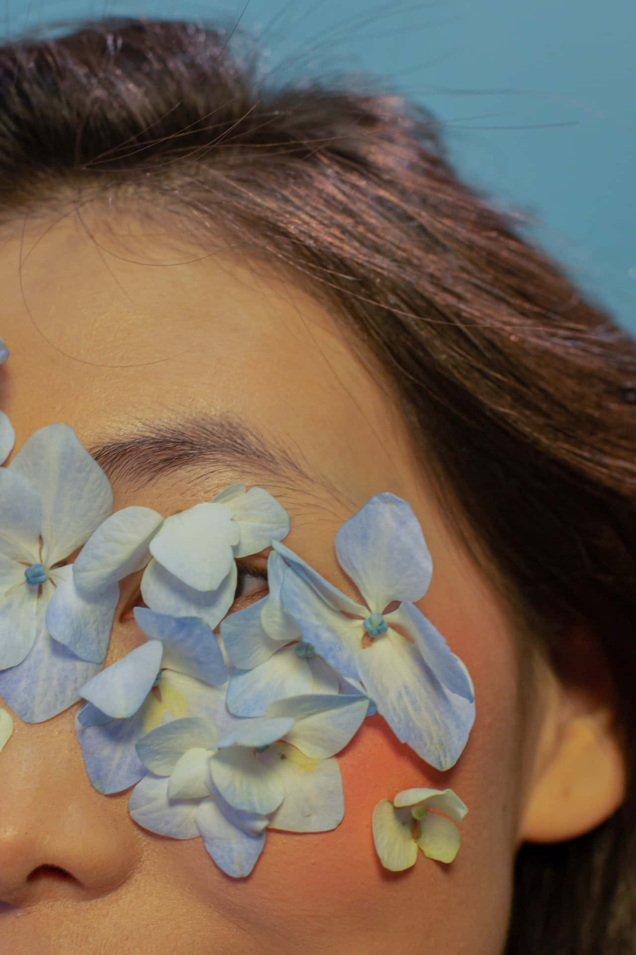 Vrou met Blou Blomme Foon Muurpapier