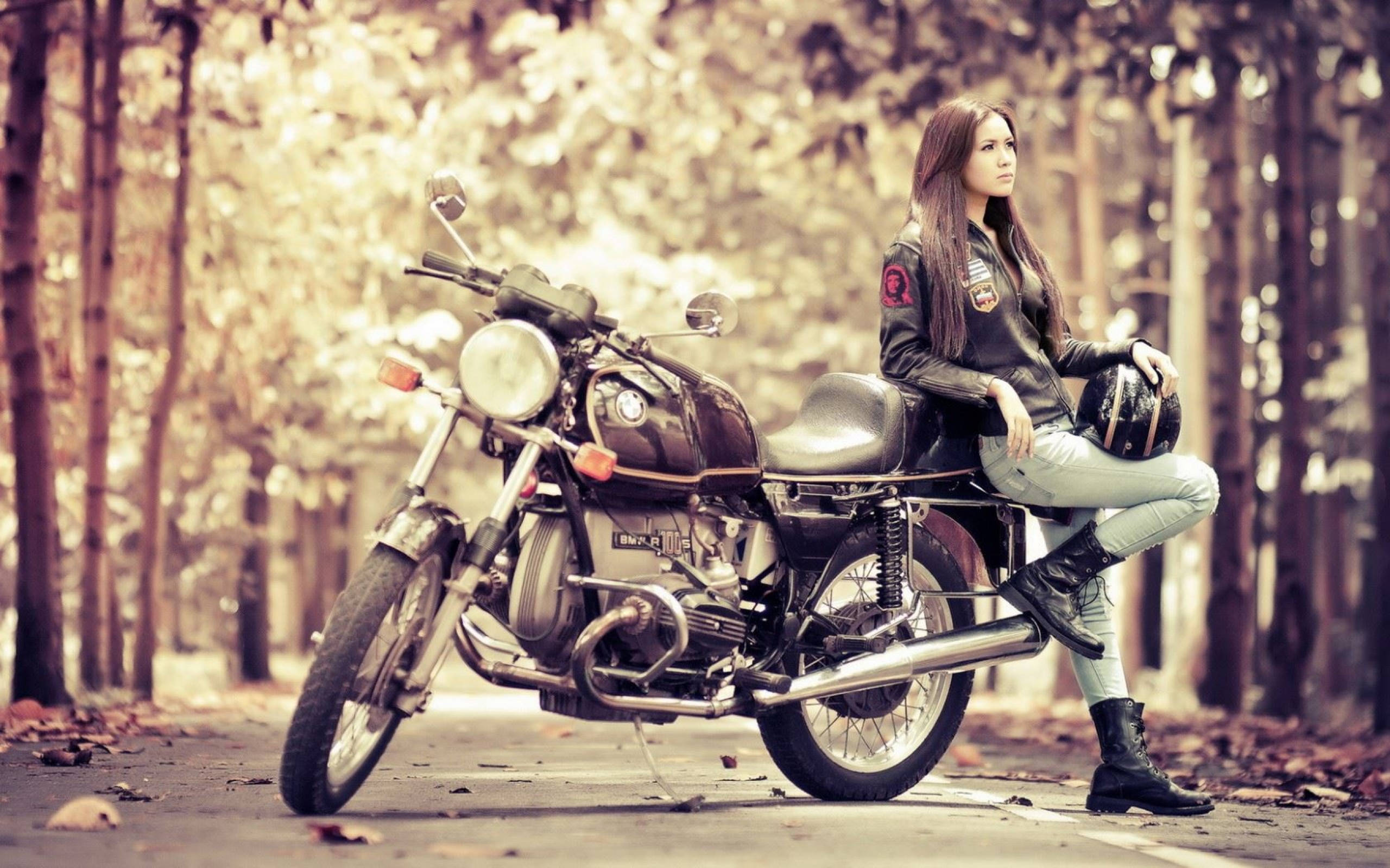 Vrou met Motorfiets 2560x1600 Muurpapier