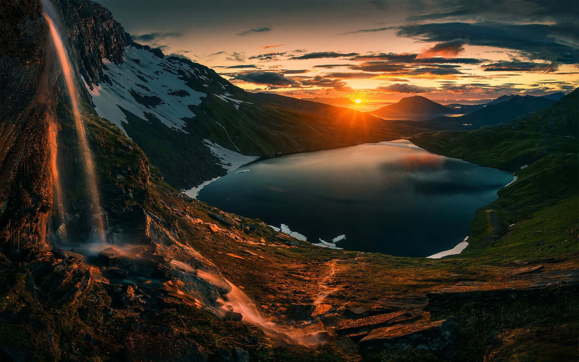 Waterval en Berge Sonsondergang Landskap Muurpapier