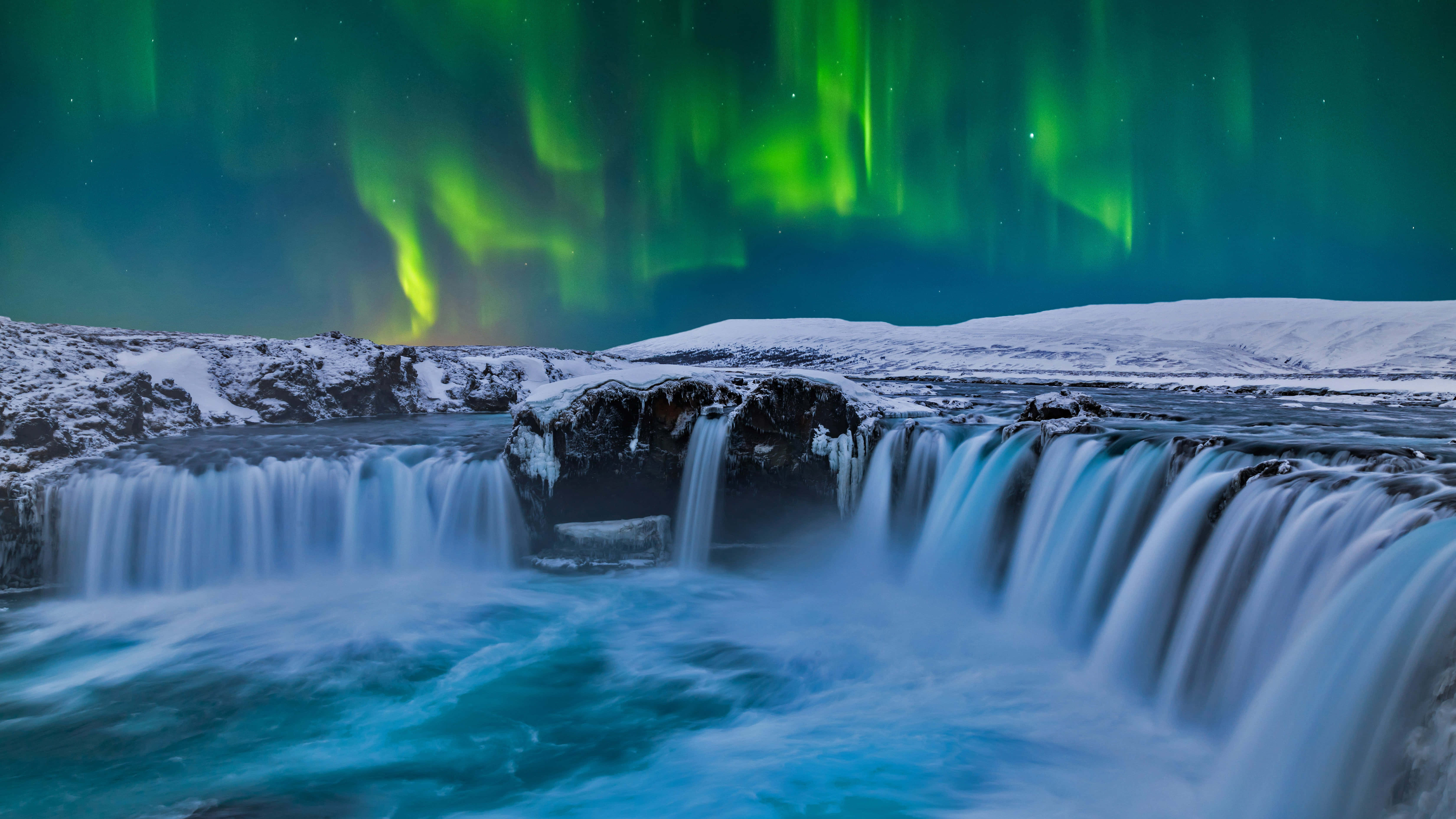 Waterval met Aurora in Ysland Bureaublad Muurpapier