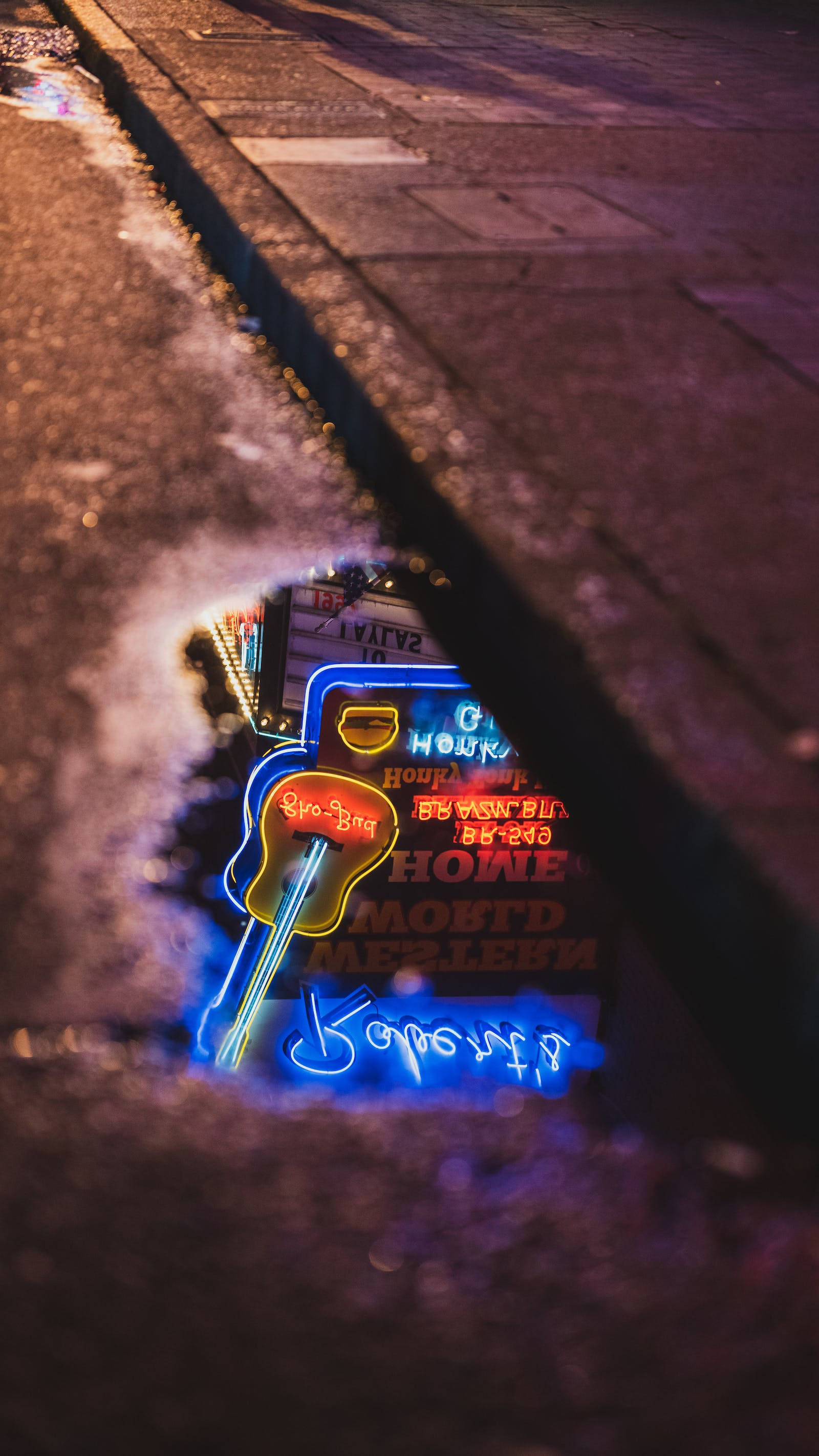 Weerkaatsing van Neon-teken iPhone Muurpapier