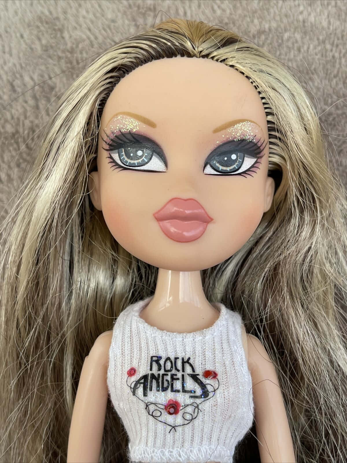 Wees stylvol en rock kleurvolle mode met die Bratz Muurpapier
