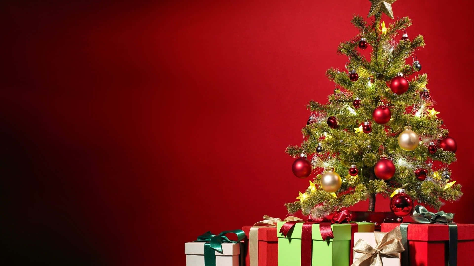 Wees vrolik gedurende die feestyd met hierdie feestelike Kersboom versier met sterre en kleurvolle ornamente Muurpapier