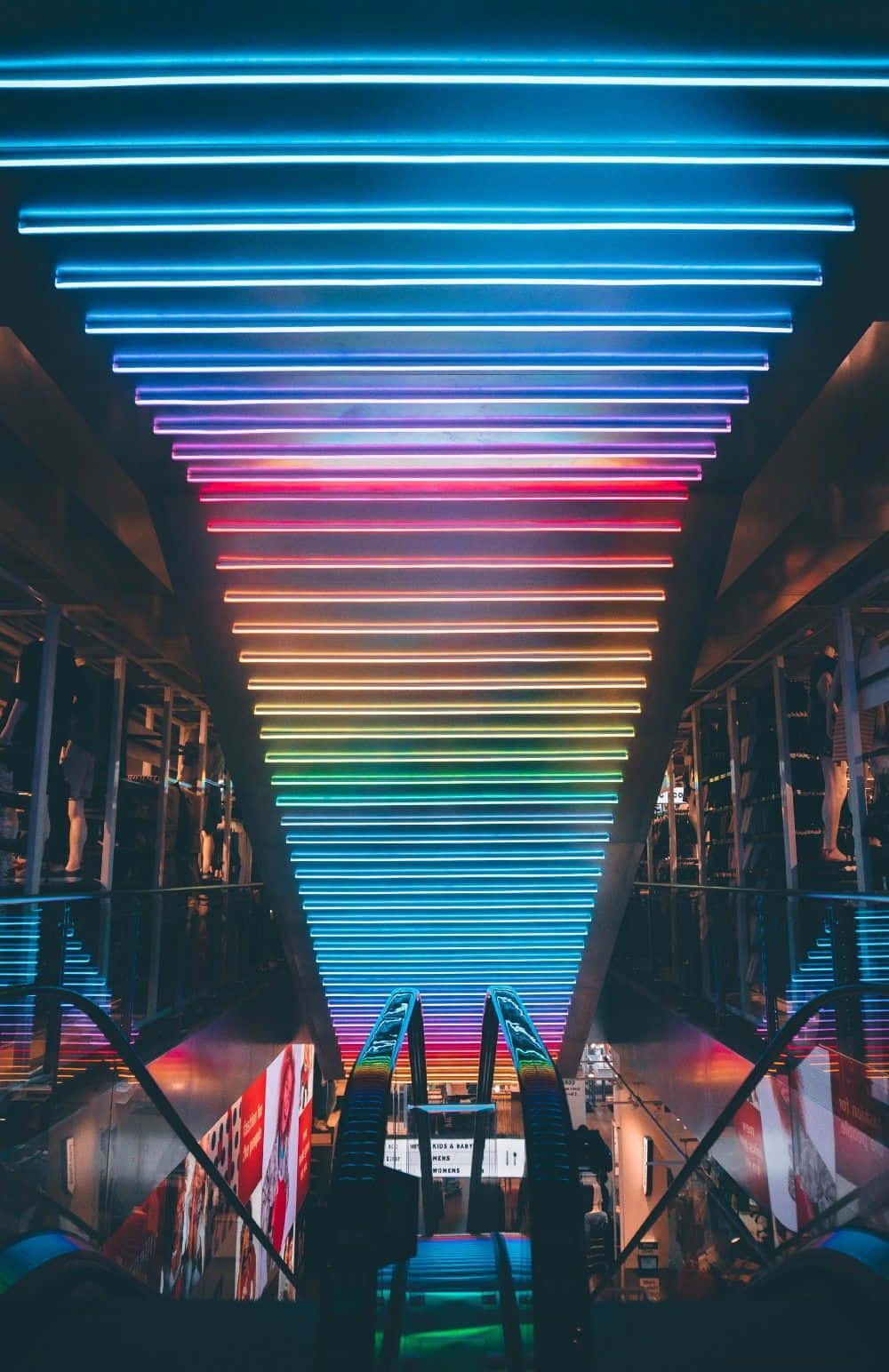 Welkom by Neon City - 'n Stad van Ligte Muurpapier
