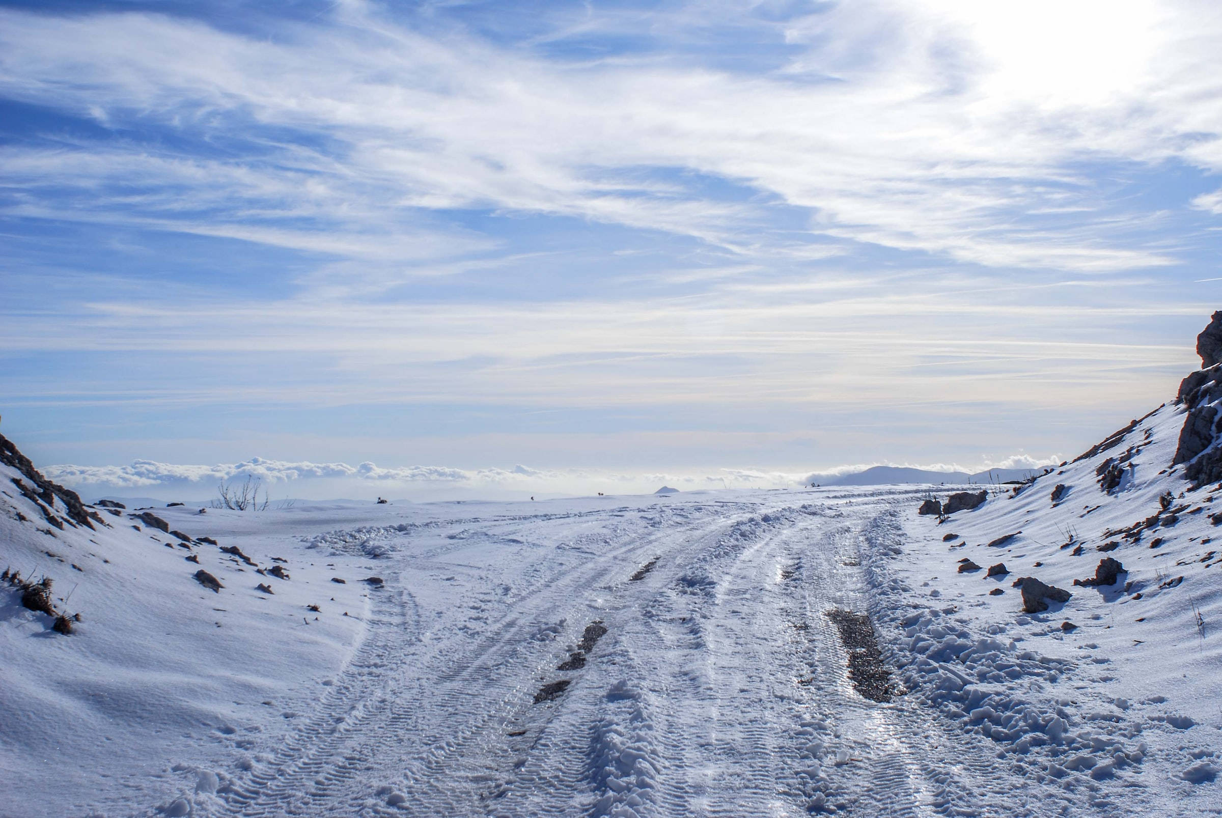 Winterlandskap Sneeupad Bewolkte Lug Muurpapier