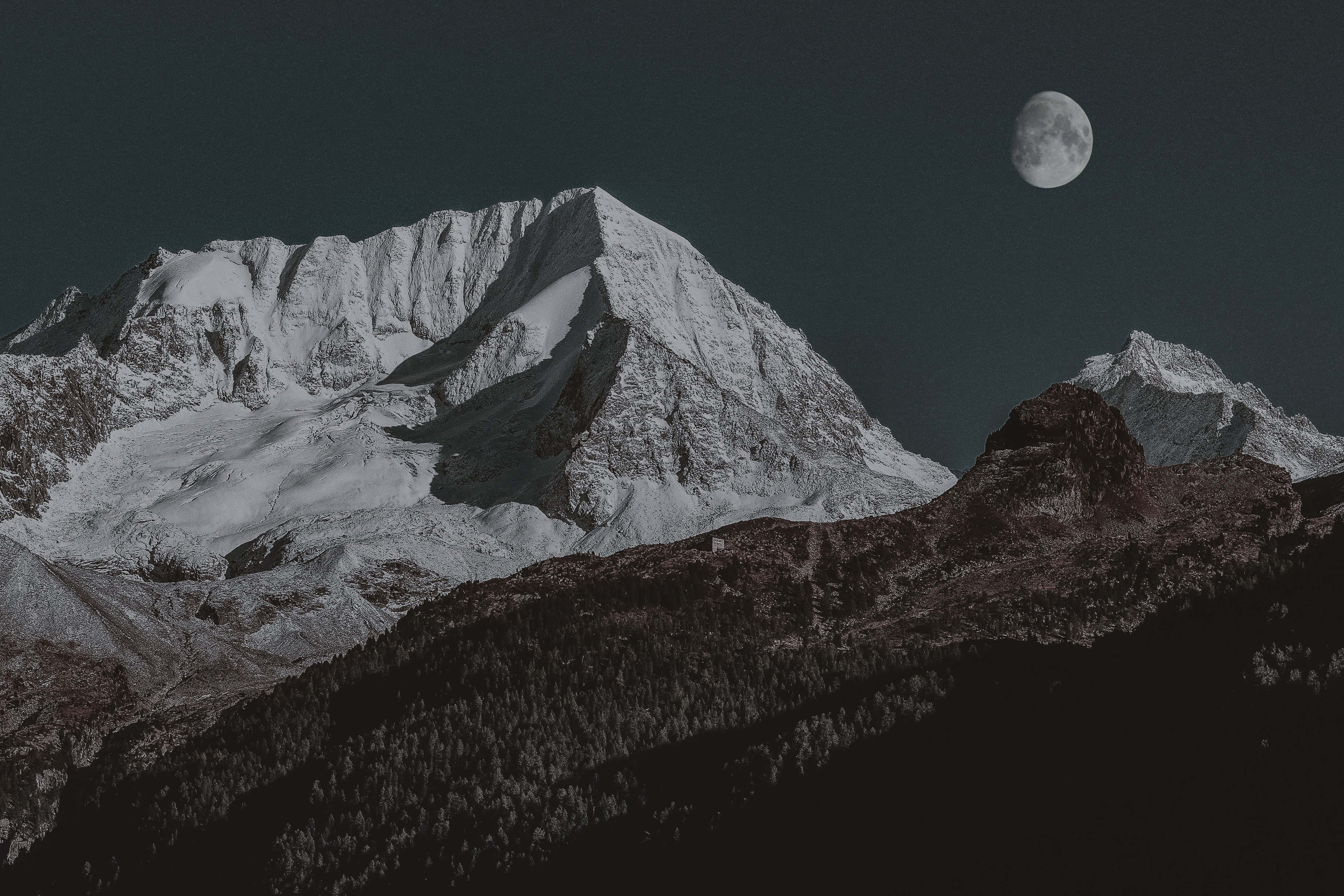 Wit Berge Maan Prentjie Muurpapier