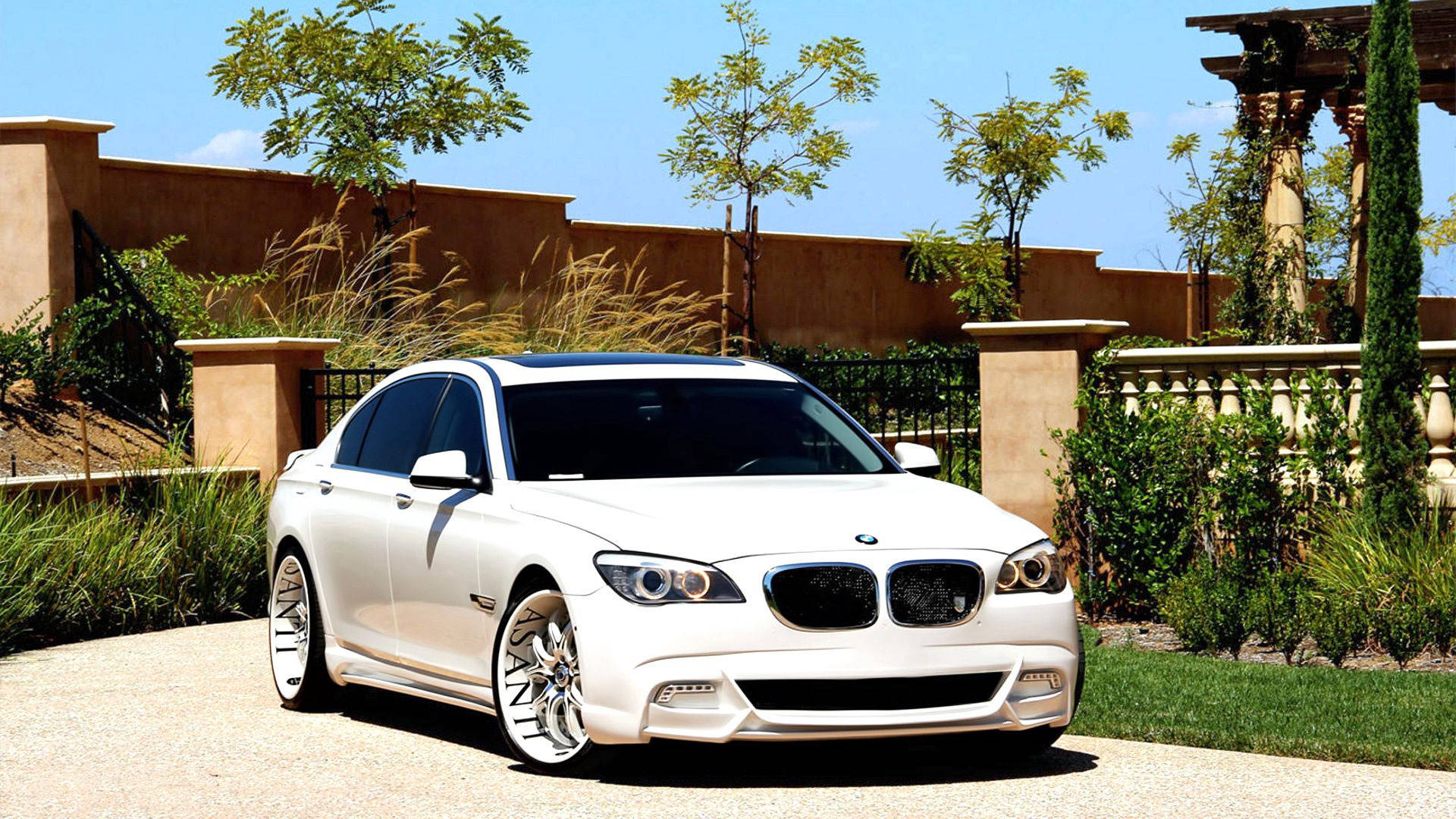 Wit BMW 7 F01-motor met Asanti-tuning by hek agtergrond