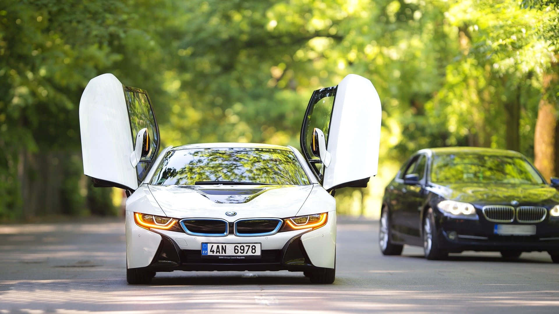 Wit BMW-motor met Vlerkdeure Muurpapier