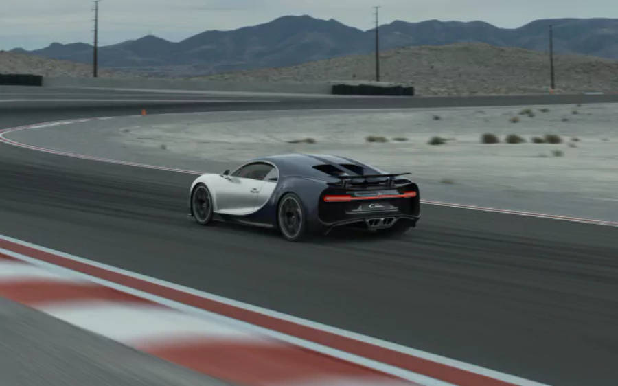 Wit Bugatti Chiron Op Renbaan 4K Muurpapier