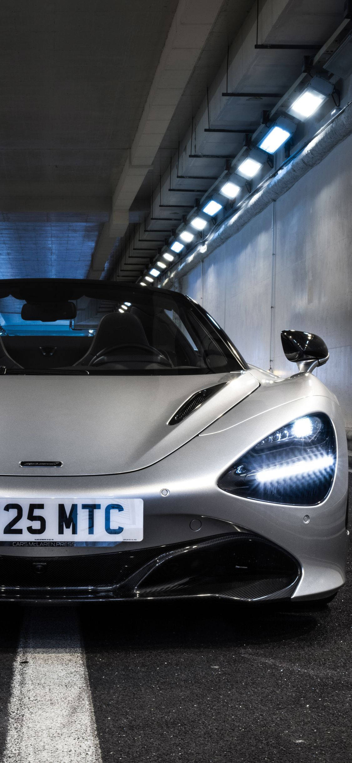 Wit McLaren 720S Motor In Tonnel Foon Muurpapier