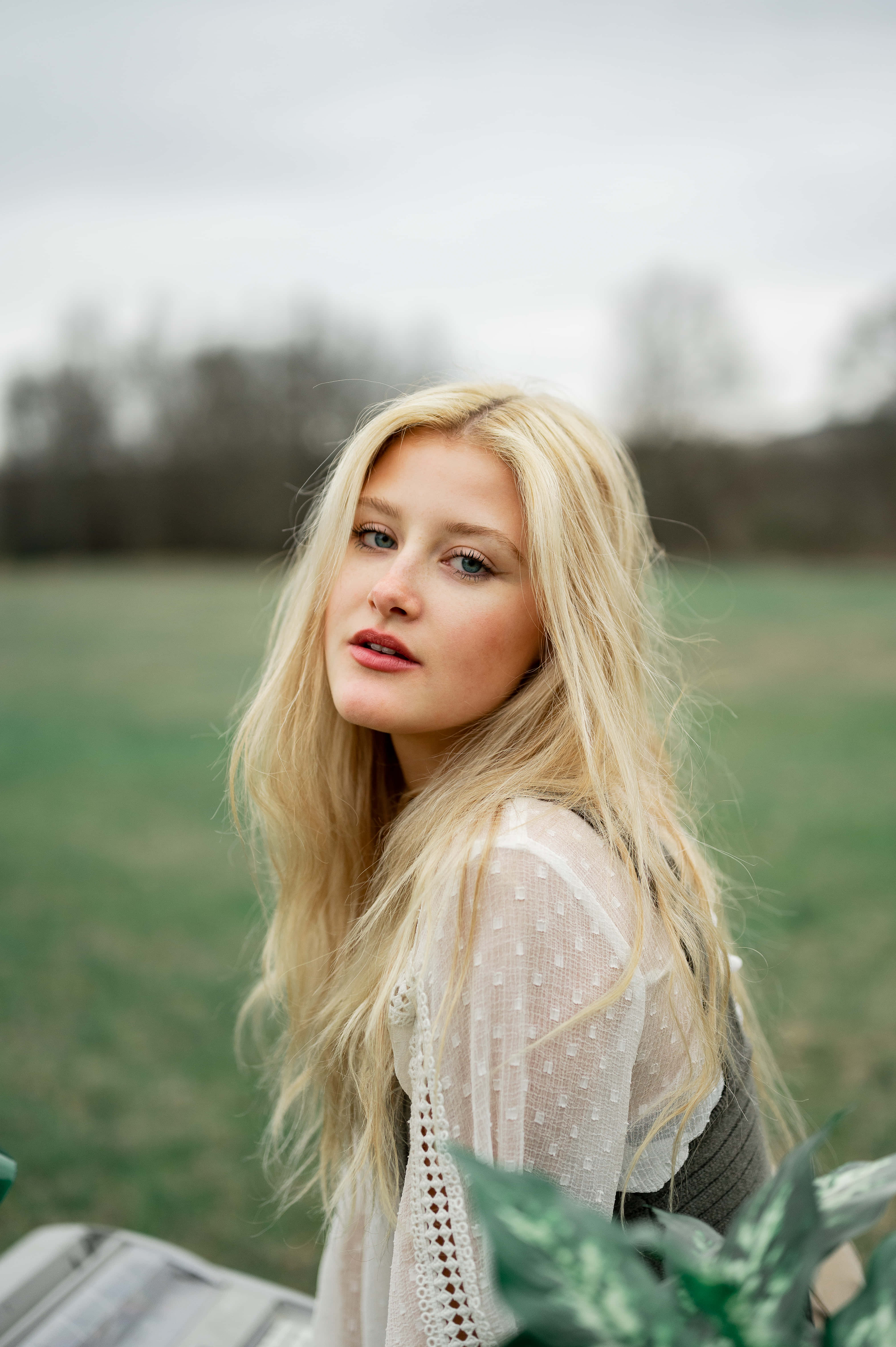 Wit Meisie met Blonde Hare Muurpapier
