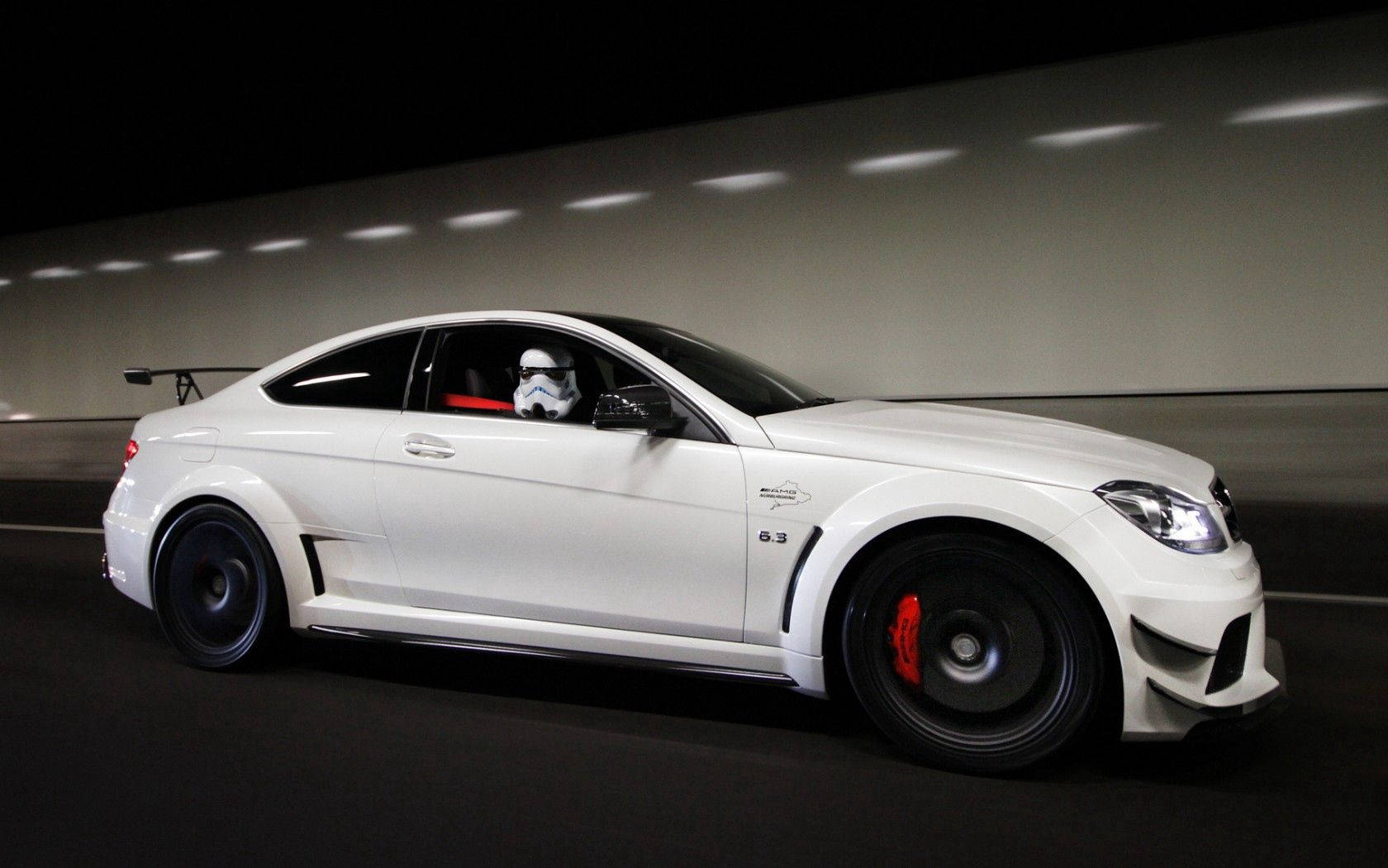Wit Mercedes Motor Muurpapier