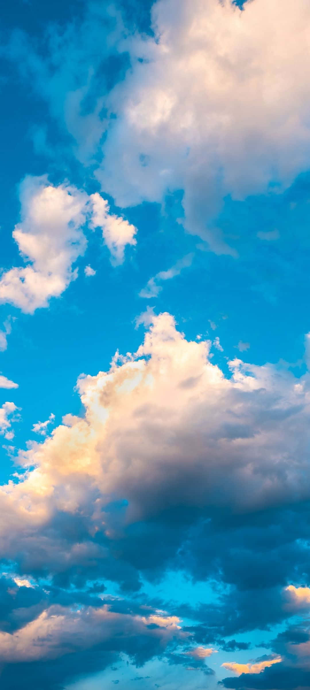 Asemrowende uitsig van majestueuse wolke in die aandlug Muurpapier