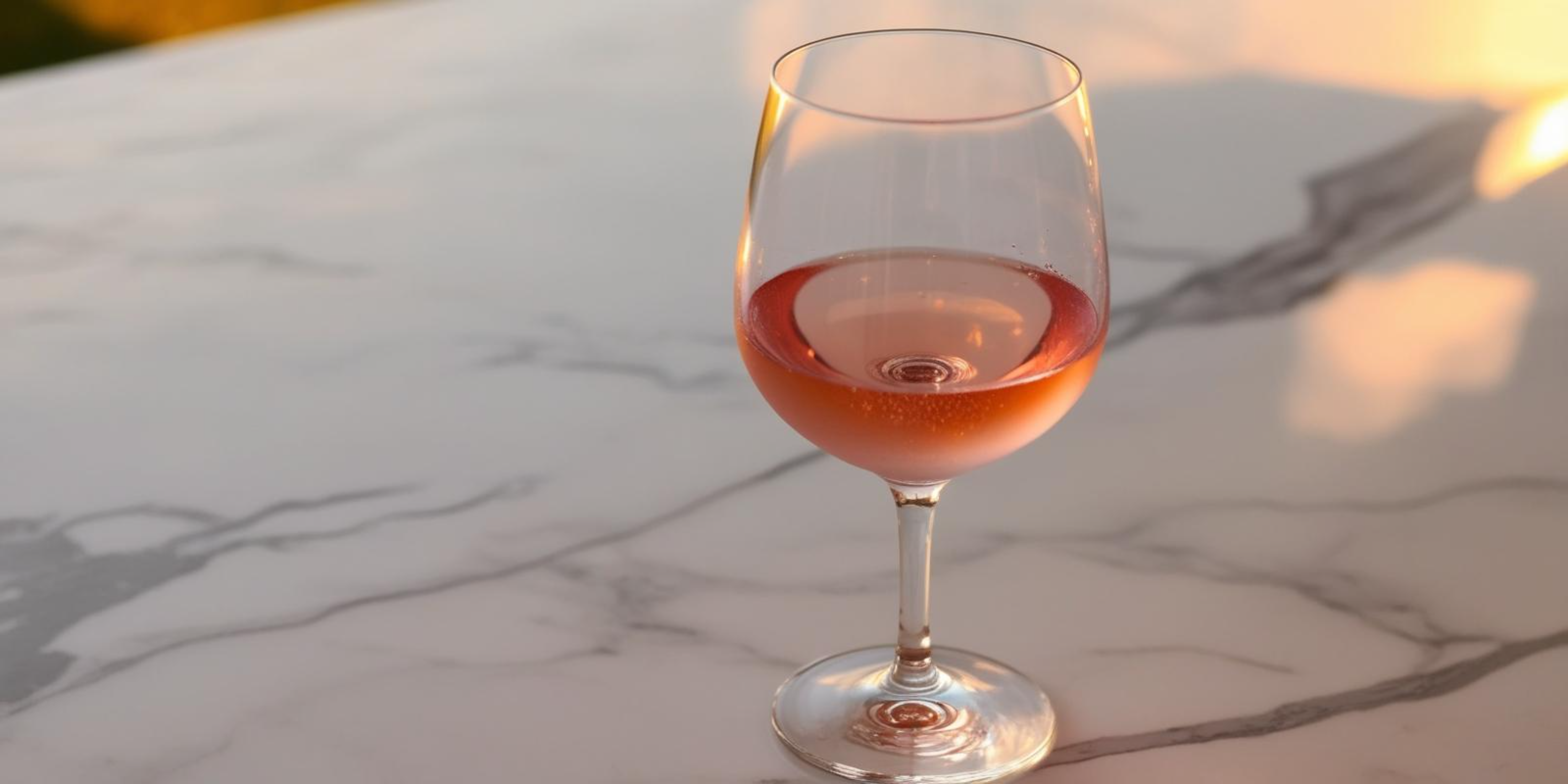 Wyn glas op marmer tafel Muurpapier