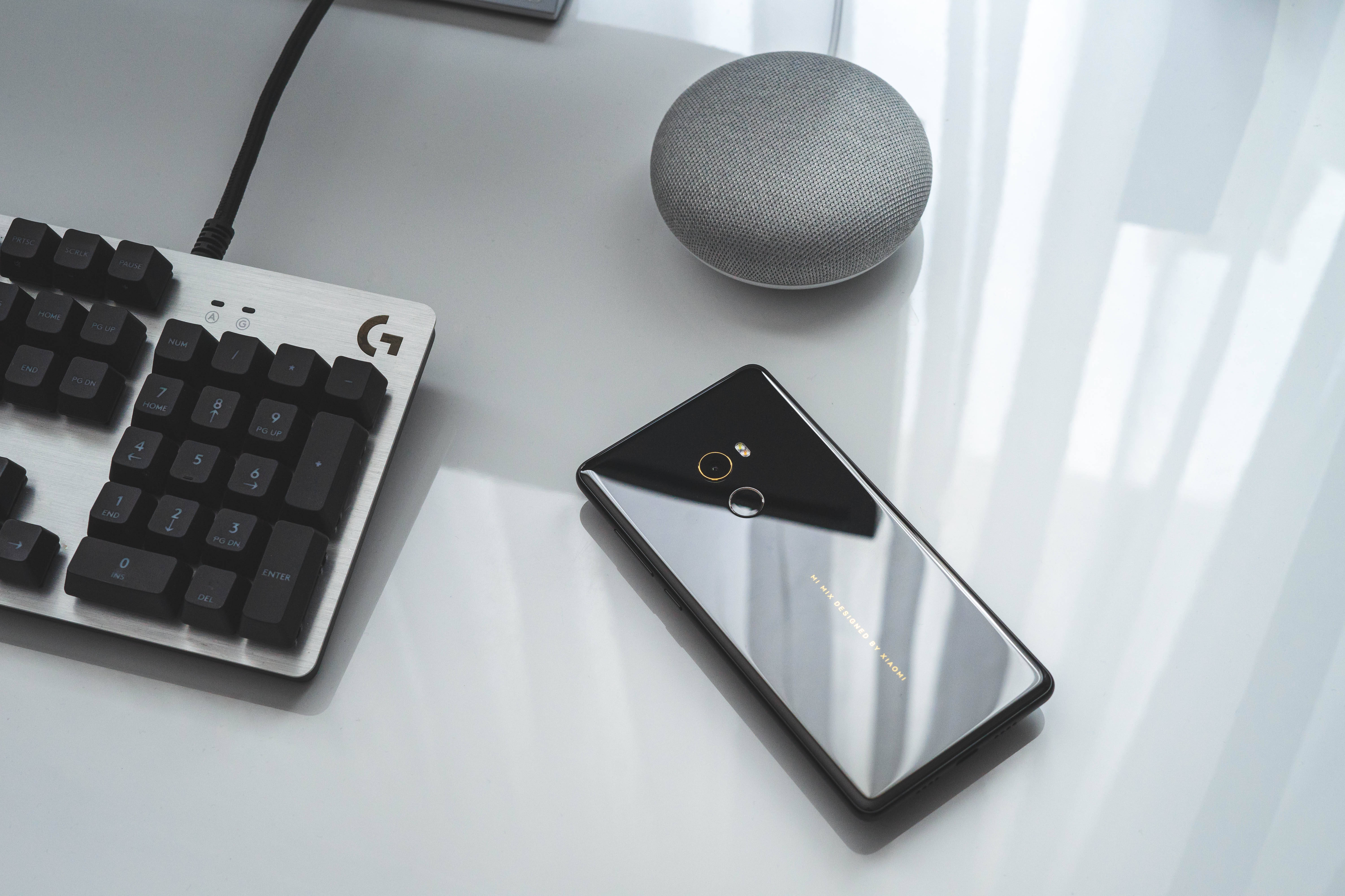 Xiaomi Foon op Tafel Muurpapier
