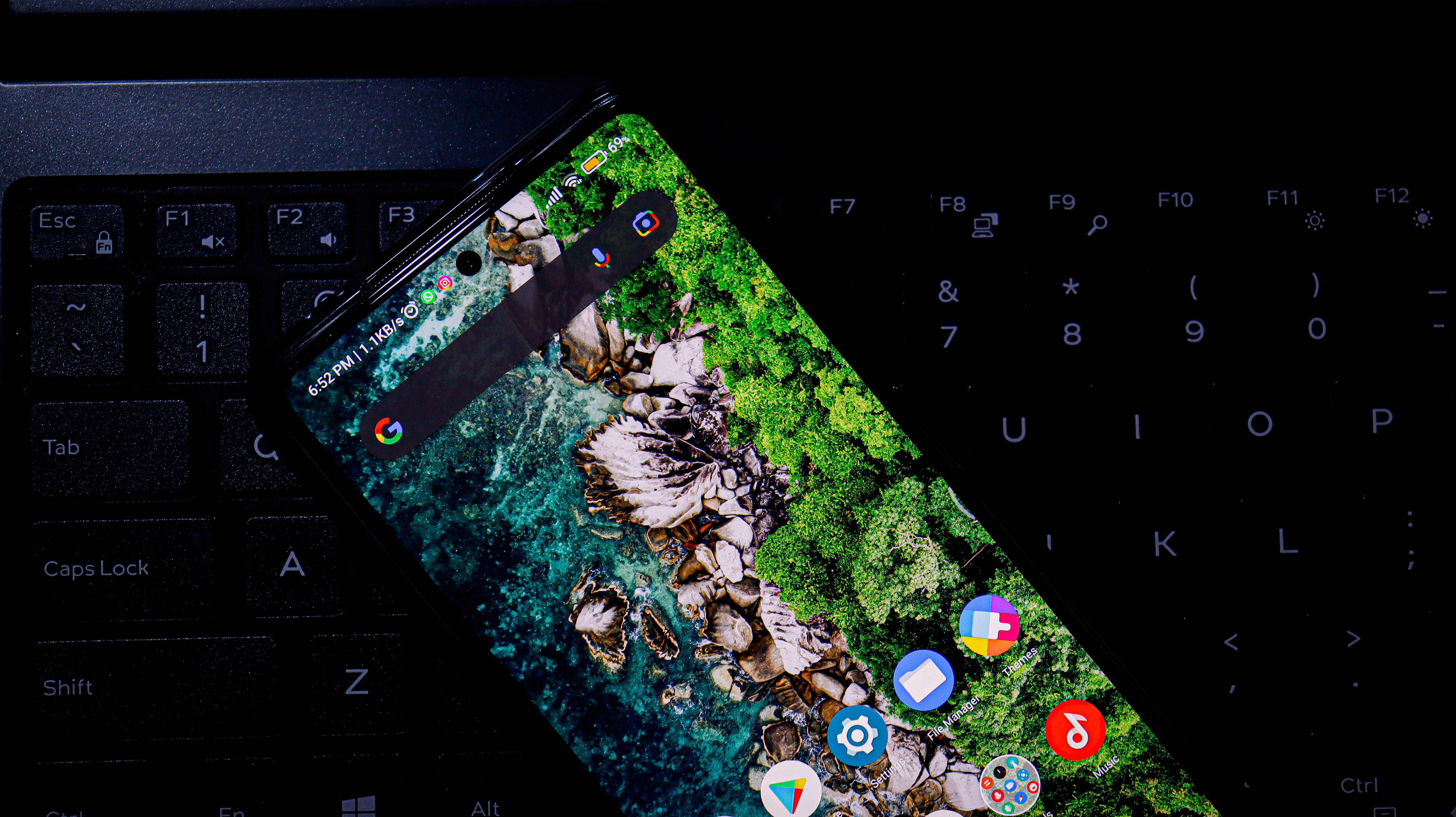 Xiaomi Slimfoon op Sleutelbord Muurpapier