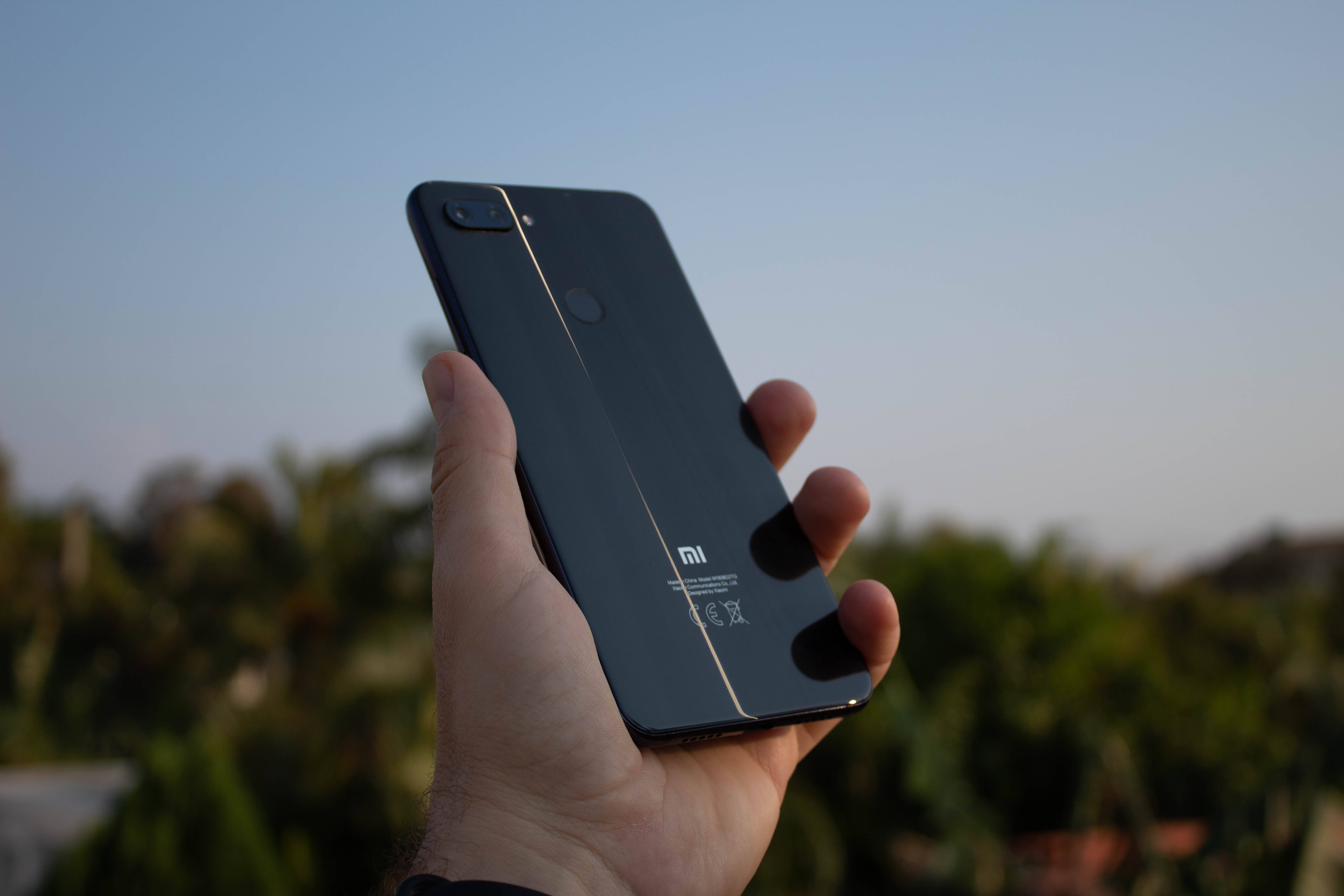 Xiaomi Slimfoon in Hand Muurpapier