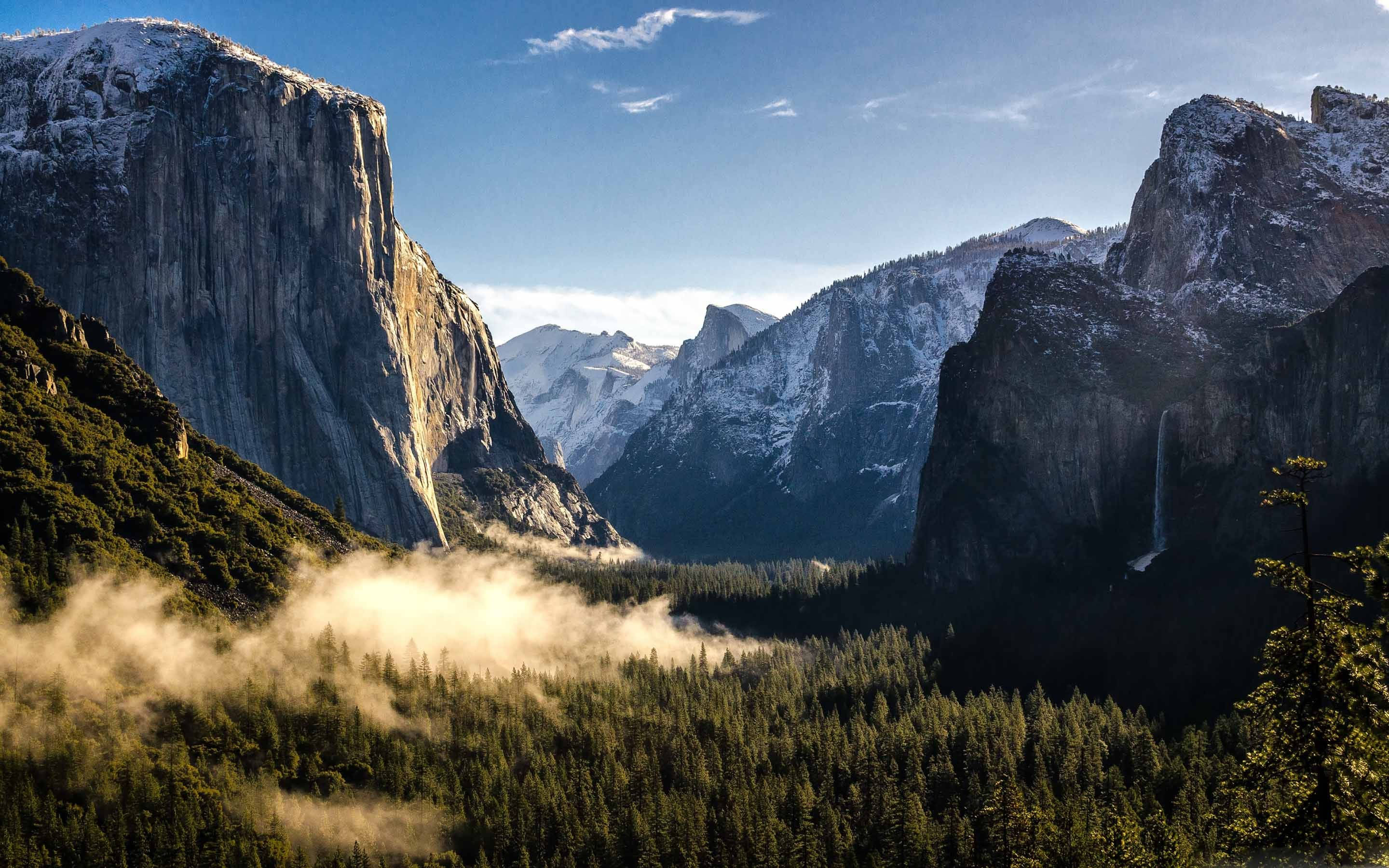 Yosemite-vallei Sneeuwit Piekke Weerspieël deur MacBook Muurpapier