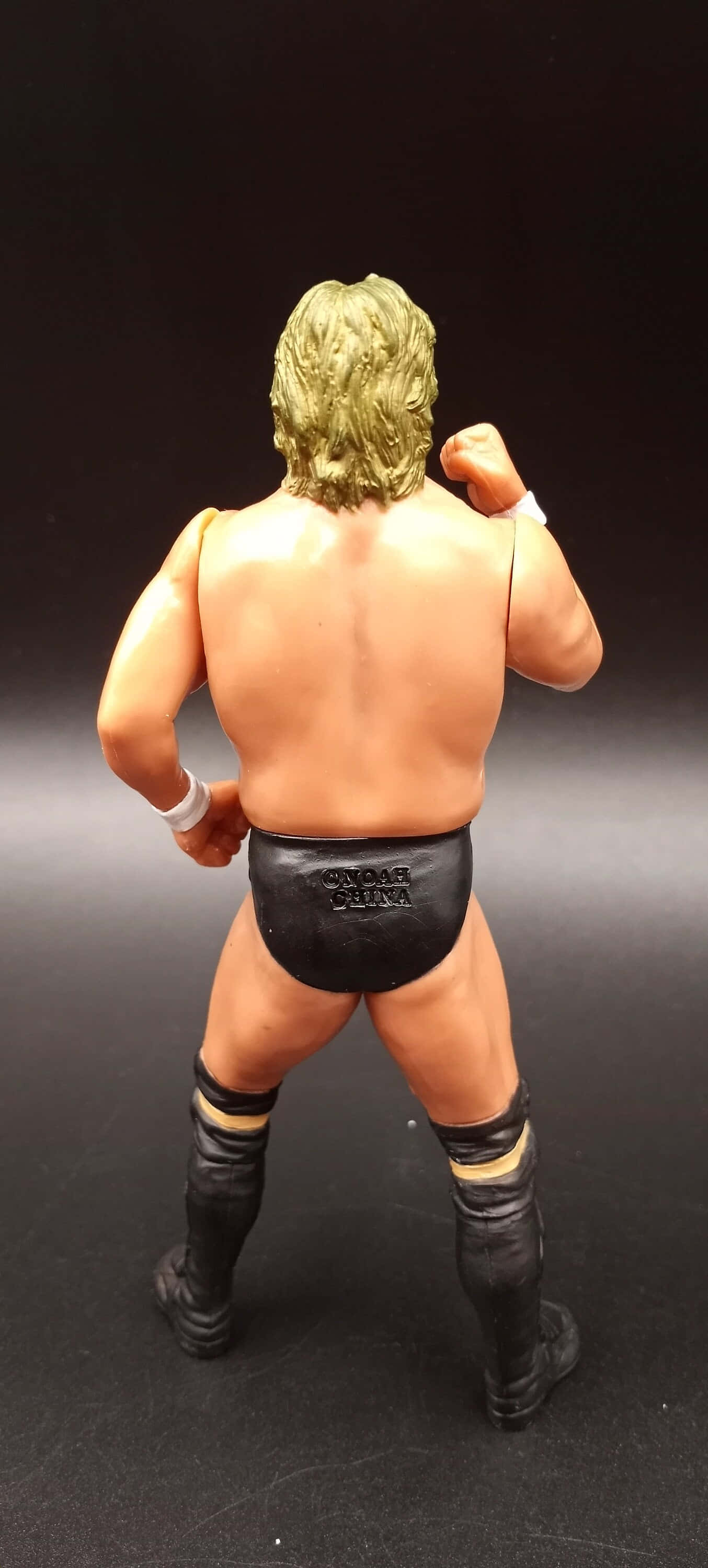 Yoshihiro Takayama Standbeeld wat Agtertoe Kyk Muurpapier