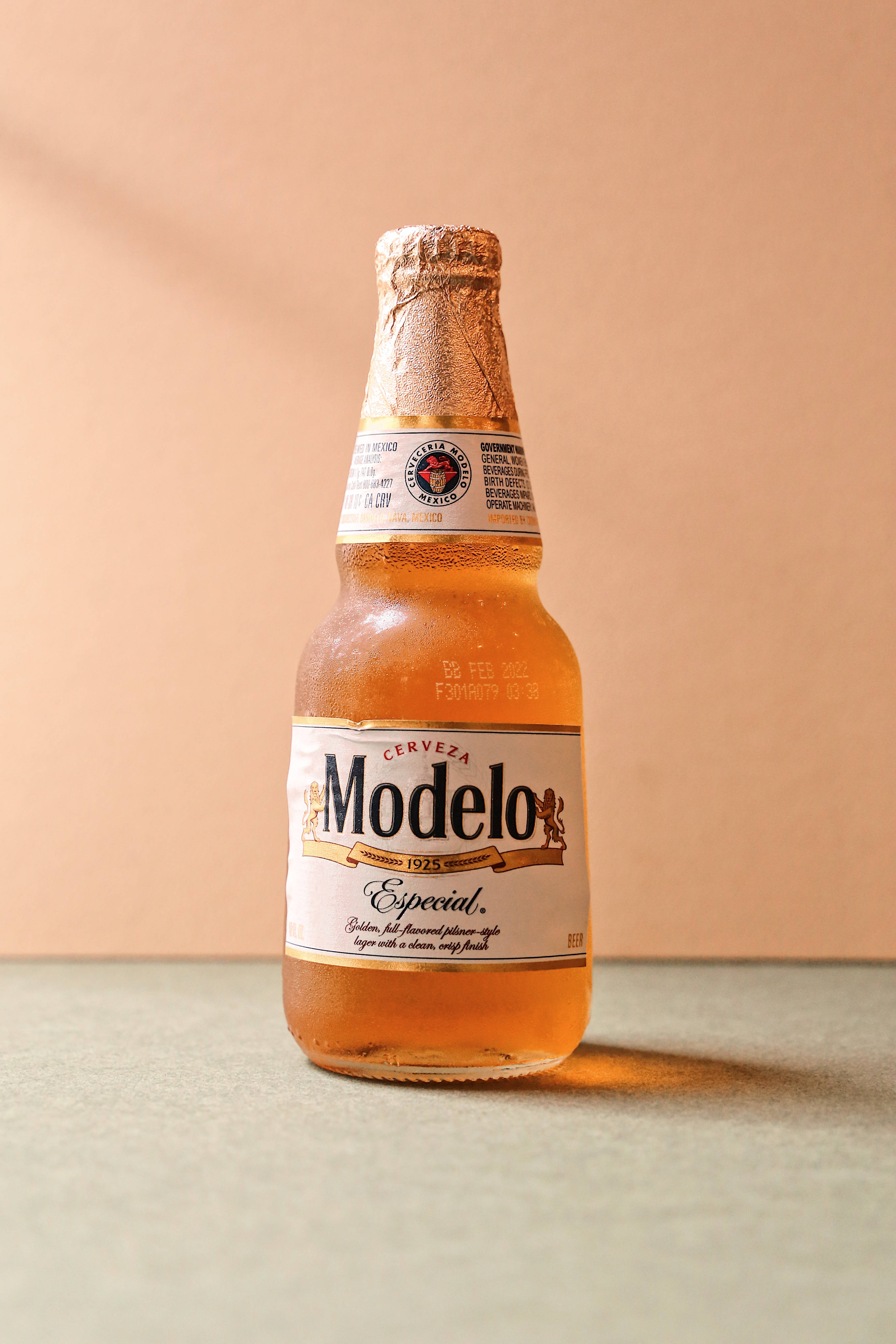 Yskoue Bottel Modelo Especial Muurpapier
