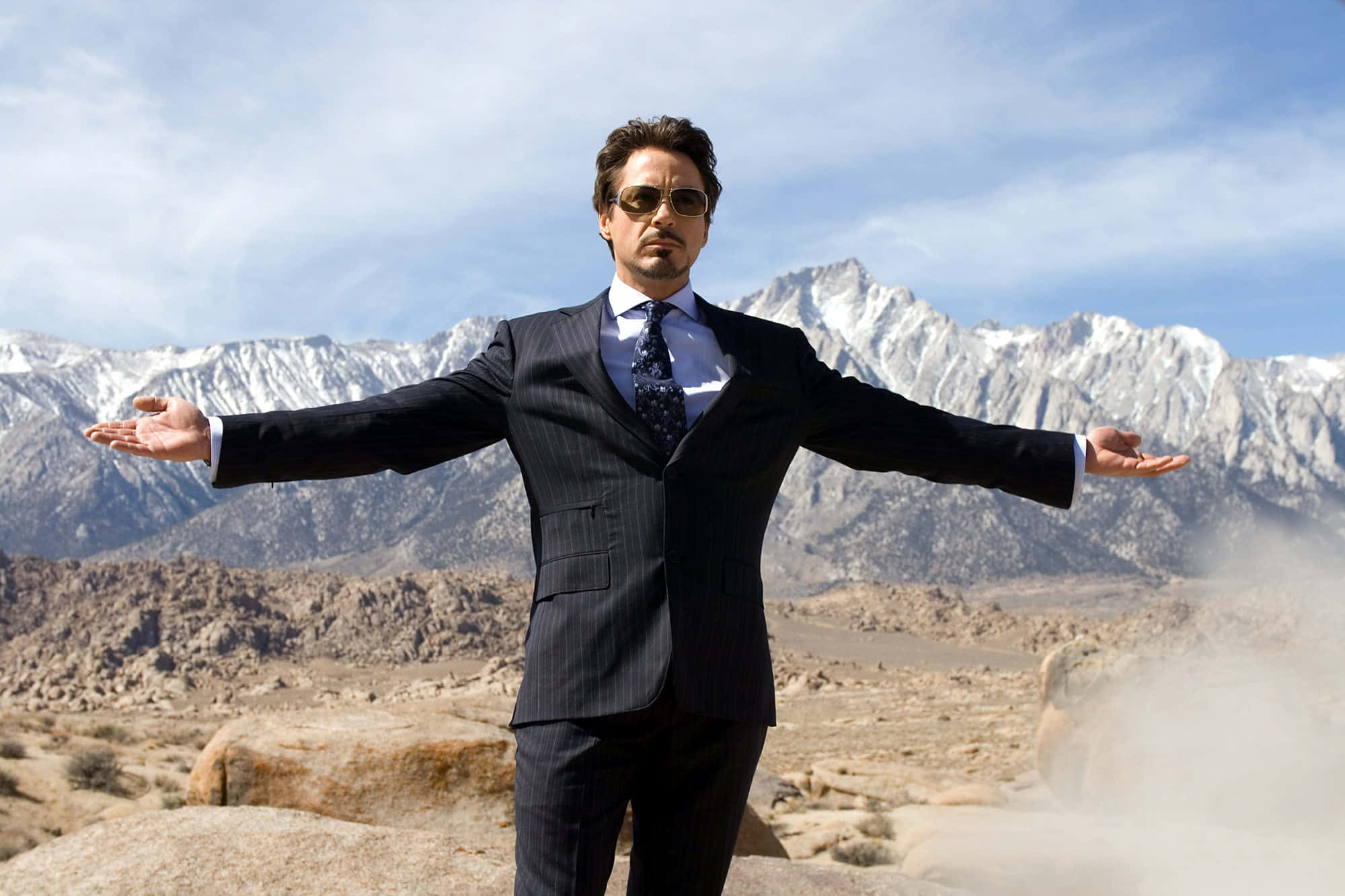 Ysterman Robert Downey Jr in Woestyn Prent Muurpapier