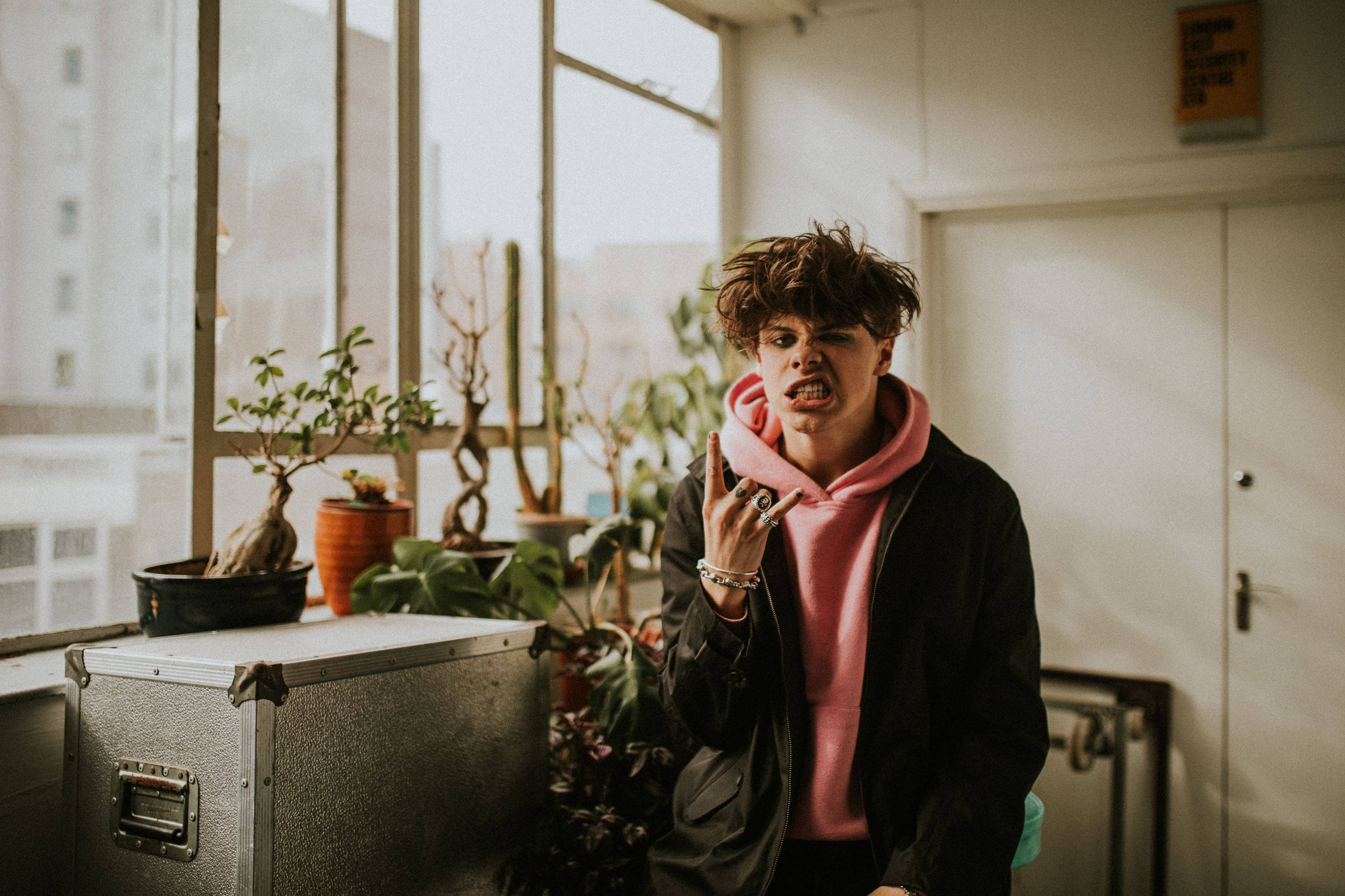 Yungblud Pienk Trui Muurpapier