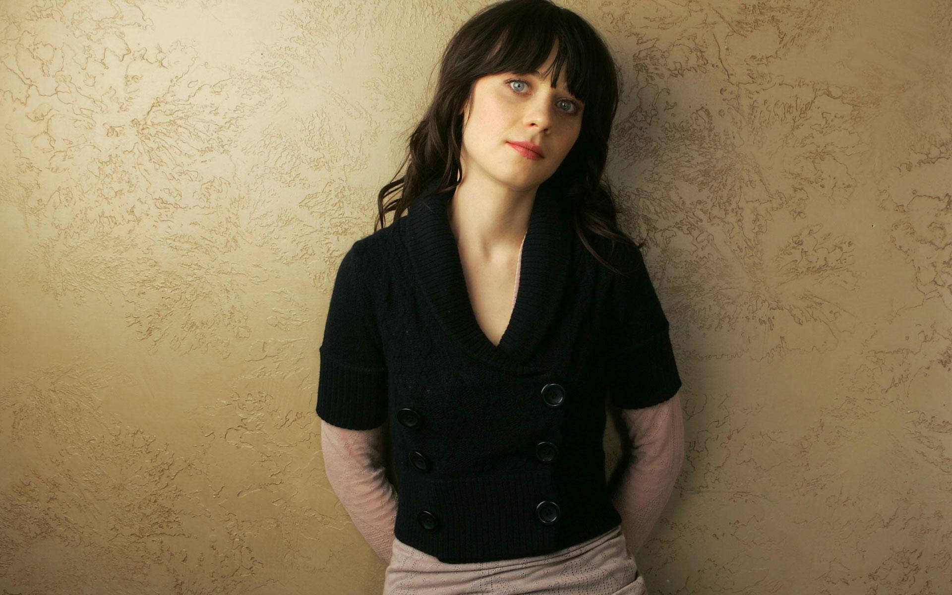 Zooey Deschanel Op Goue Estetiese Agtergrond Muurpapier