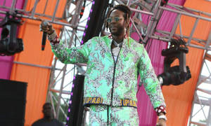 2 Chainz by Revolve-fees-agtergrond — Gedetailleerd Muurpapier