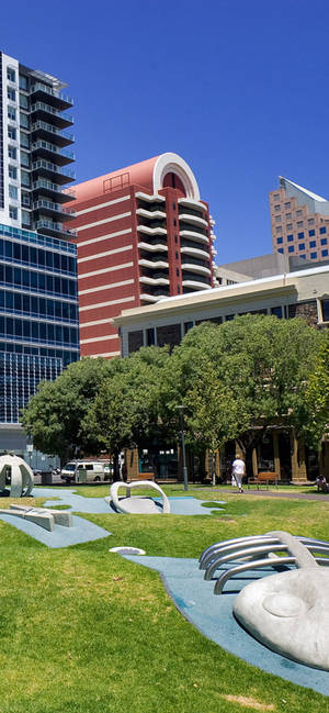 Adelaide Hindmarshplein-agtergrond — iPhone 17 Pro Max Muurpapier