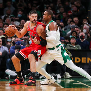 Al Horford probeer uiters om te keer agtergrond — Tecno Phantom V Flip2 Muurpapier