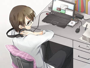 Anime-kerel hou sy koptelefoon vas terwyl hy op sy skootrekenaar werk