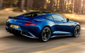 Aston Martin Vanquish - Die Toonbeeld van Britse Luuksheid en Werkverrigting — MacBook Pro 13 Muurpapier