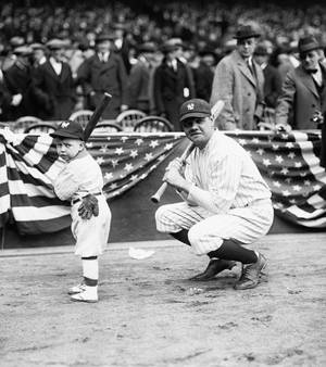 Babe Ruth en Kind agtergrond — Vivo X Fold Muurpapier