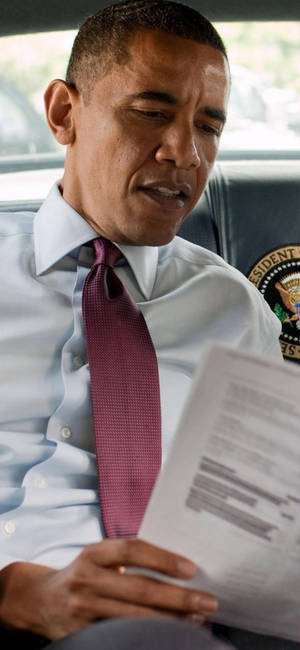Barack Obama diep leeswerk agtergrond — iPhone 18 Pro Max Muurpapier
