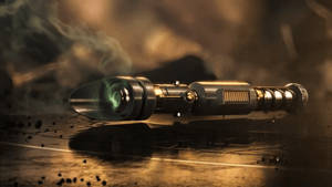 Star Wars-agtergrond van 'n wapen wat rook op 'n tafel vrystel