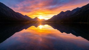 Sime metriese sonsondergang refleksie in bergmeer, lewendige en pragtige muurpapier. — Luguitsig Muurpapier