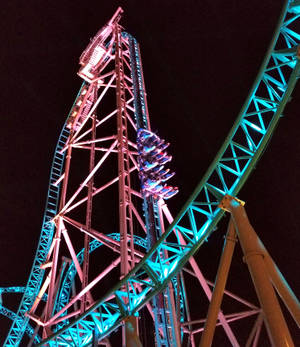 Rollercoaster met opstygende waentjies agtergrond — Vivo X Fold Muurpapier